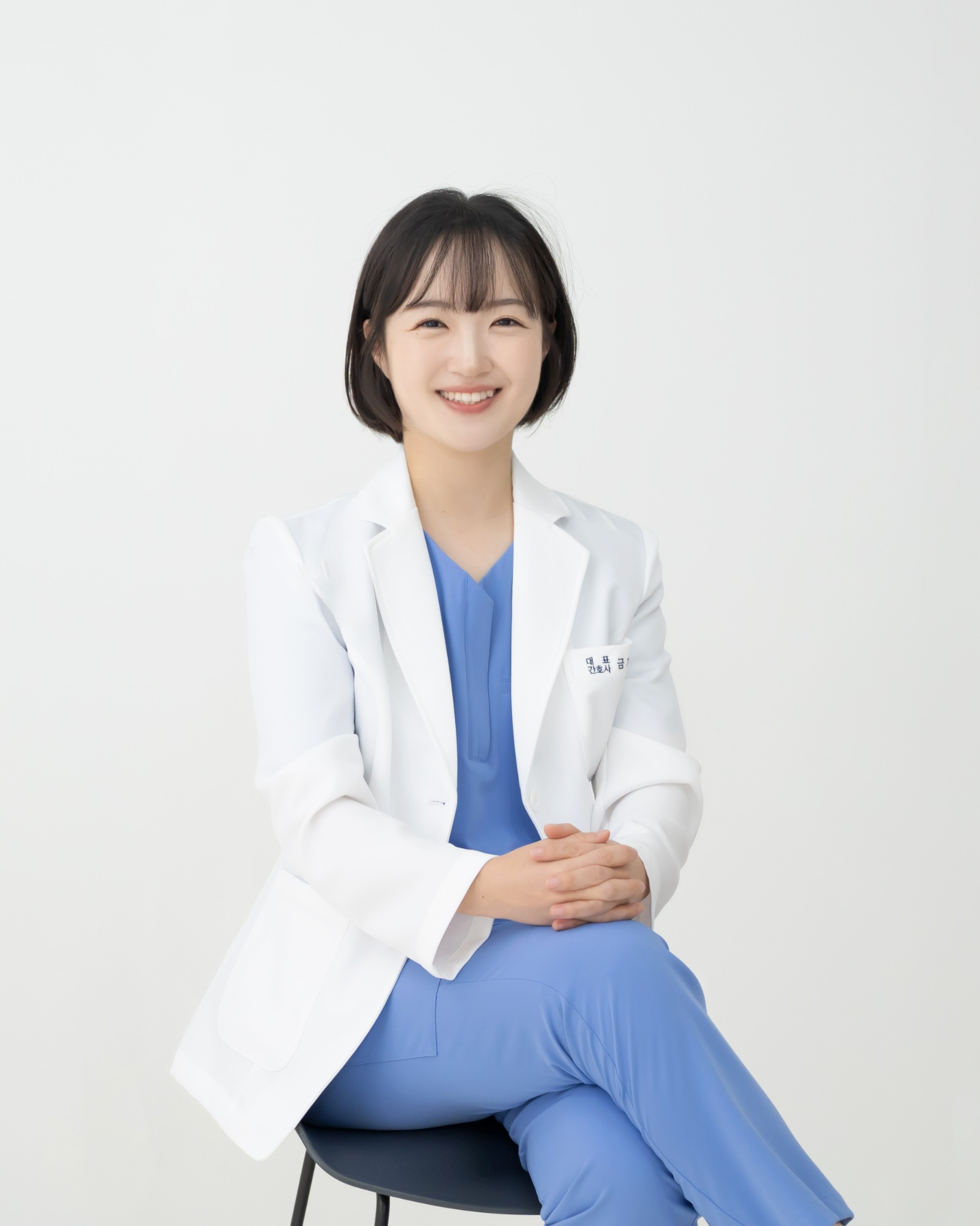 흰 가운을 입고 미소 짓는 해담재 대표 간호사 금가현